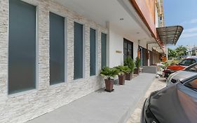 RedDoorz @ Nagoya Indah